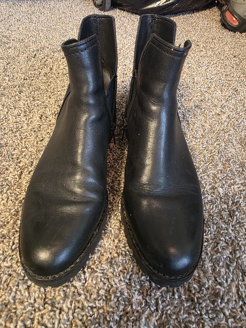Vince Black Leather Ankle Boots Side Zip Lug Sole Chelsea Booties Women's 7.5